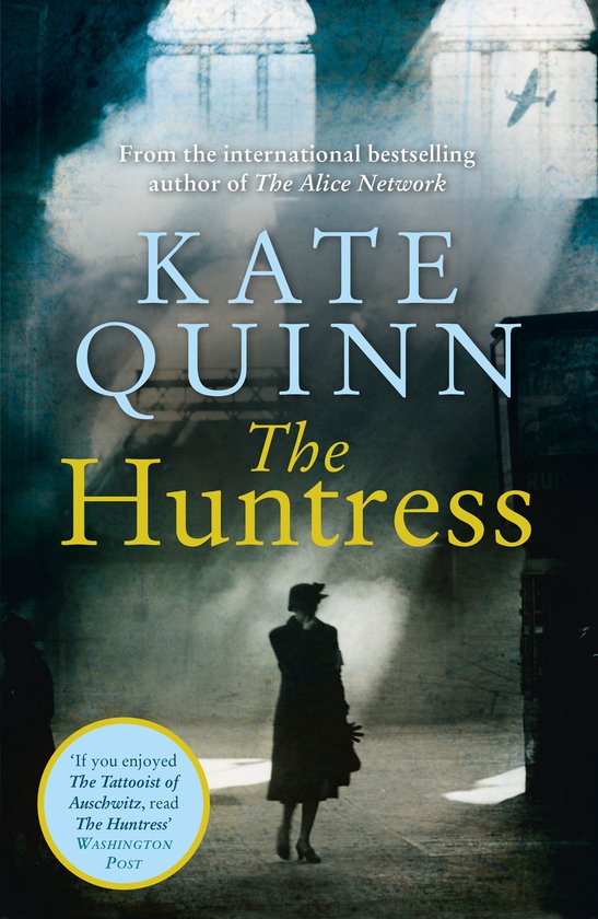 Boekcover: 'The Huntress' door Kate Quinn. Een vrouw in silhouet in mistige sfeer, met een vliegtuigje aan de hemel.