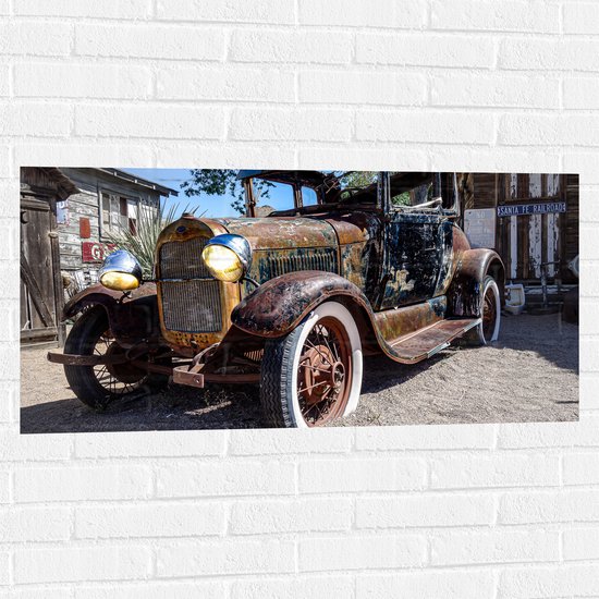 Muursticker - Oude Verroeste Auto - 100x50 cm Foto op Muursticker