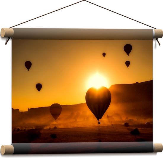 Textielposter - Zonnestralen Vallend op Luchtballonnen over het Landschap van Turkije - 40x30 cm Foto op Textiel
