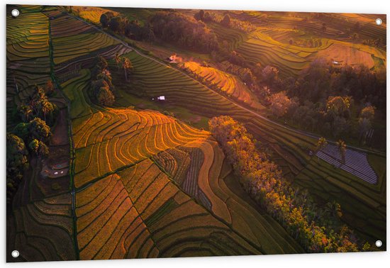 Tuinposter – Bovenaanzicht van Weiland op Bergen tijdens Zonsopkomst - 120x80 cm Foto op Tuinposter (wanddecoratie voor buiten en binnen)