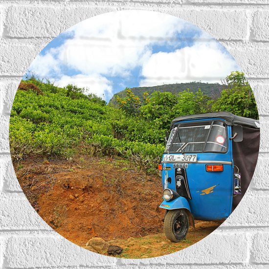 Muursticker Cirkel - Blauwe Tuktuk Geparkeerd voor Heuvel - 50x50 cm Foto op Muursticker