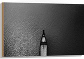 Hout - Bovenaanzicht van Houten Boot Varend over het Water (Zwart- wit) - 90x60 cm - 9 mm dik - Foto op Hout (Met Ophangsysteem)