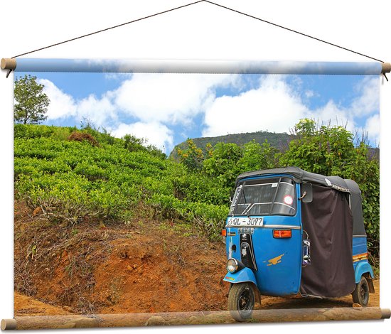 Textielposter - Blauwe Tuktuk Geparkeerd voor Heuvel - 90x60 cm Foto op Textiel