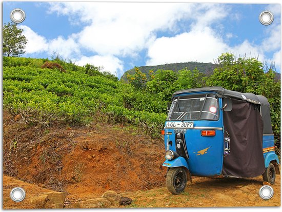 Tuinposter – Blauwe Tuktuk Geparkeerd voor Heuvel - 40x30 cm Foto op Tuinposter (wanddecoratie voor buiten en binnen)