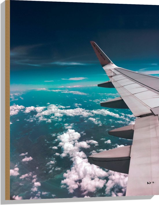 Hout - Vleugel van Passagiersvliegtuig Vliegend Boven Schapenwolken - 60x80 cm - 9 mm dik - Foto op Hout (Met Ophangsysteem)