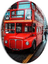 PVC Schuimplaat Ovaal - Traditionele Rode Toeristenbus door de Straten van Londen - 30x40 cm Foto op Ovaal (Met Ophangsysteem)