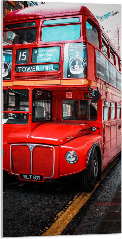 Acrylglas - Traditionele Rode Toeristenbus door de Straten van Londen - 50x100 cm Foto op Acrylglas (Met Ophangsysteem)