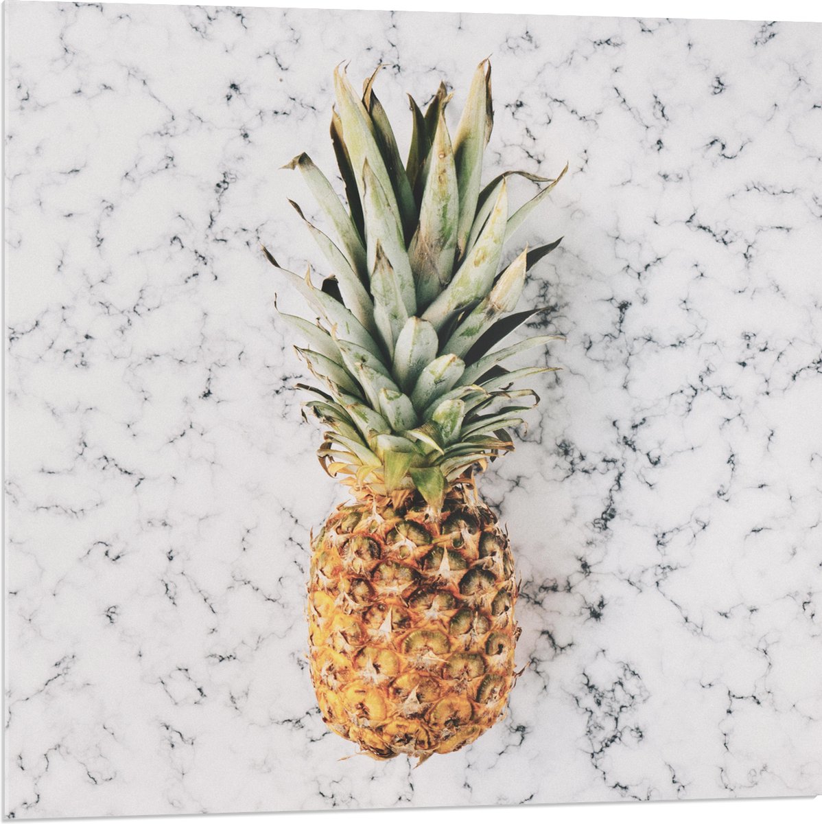 Acrylglas - Ananas op Marmeren Achtergrond - 80x80 cm Foto op Acrylglas (Met Ophangsysteem)
