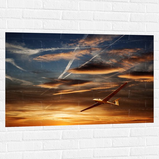 Muursticker - Wit Zweefvliegtuig Vliegend tijdens Zonsondergang - 105x70 cm Foto op Muursticker