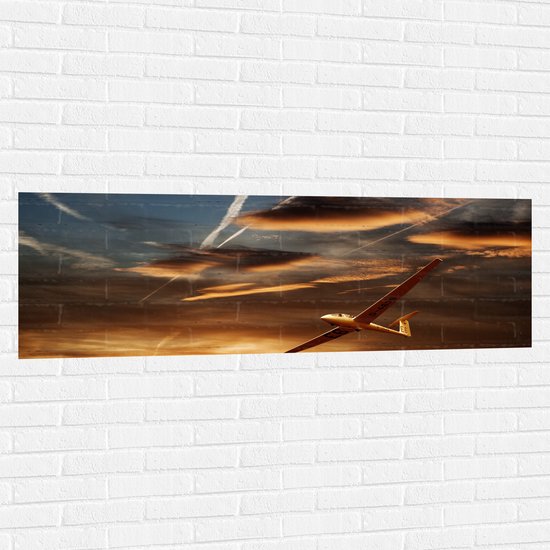 Muursticker - Wit Zweefvliegtuig Vliegend tijdens Zonsondergang - 150x50 cm Foto op Muursticker