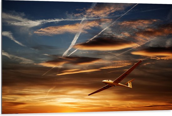 Dibond - Wit Zweefvliegtuig Vliegend tijdens Zonsondergang - 105x70 cm Foto op Aluminium (Wanddecoratie van metaal)