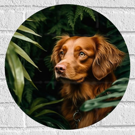 Muursticker Cirkel - Bruine Hond tussen de Groene Bladeren - 40x40 cm Foto op Muursticker