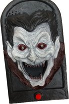 Partychimp Bewegende Deurbel Vampier Met Licht & Geluid Halloween Decoratie Halloween Versiering - 18cm