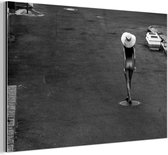 Tableau aluminium 150x100 cm - Décoration murale métal - Femme - Photographie - Ville - Zwart et blanc - Décoration murale métal salon - Décoration industrielle - Photo sur dibond - Accessoires industriels chambre
