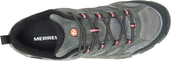 Grijze Merrell wandelschoen, van bovenaf zichtbaar, met rood-zwarte veters.