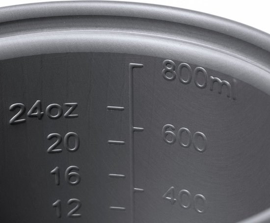 Gros plan d'une petite casserole grise en aluminium avec des graduations claires (24oz et 800ml) à l'intérieur.