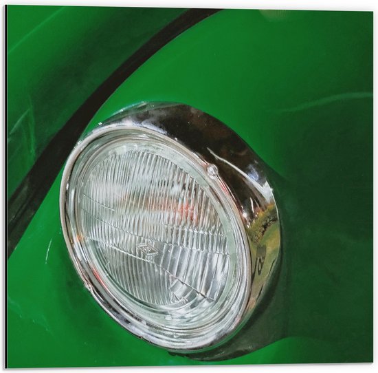 Dibond - Close-up van Ouderwetse Koplamp op Groenkleurige Auto - 50x50 cm Foto op Aluminium (Wanddecoratie van metaal)