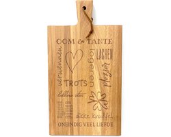 Stoer landelijk snijplankje-borrelplankje met tekst gravure Oom en Tante. Een origineel cadeau voor een Oom en Tante -peetoom-peettante. Het formaat is 20x30cm excl. handvat.