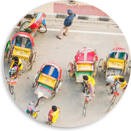 PVC Schuimplaat Muurcirkel - Bovenaanzicht van Lokale Mensen in Tuktukfietsen - 50x50 cm Foto op Muurcirkel (met ophangsysteem)