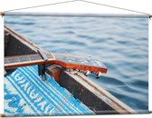 Textielposter - Gitaar in Houten Vissersboot op Zee - 120x80 cm Foto op Textiel