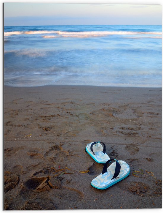 Dibond - Blauw met Witte Zomerse Slippers op het Strand - 60x80 cm Foto op Aluminium (Wanddecoratie van metaal)