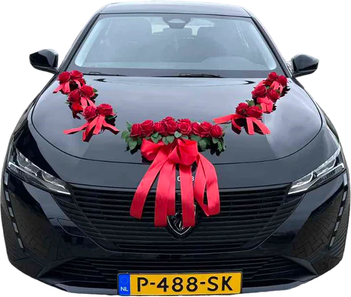 AUTODECO.NL - MAYCA Auto Versiering Bruiloft - Trouwauto Decoratie Rode Linten - Autodecoratie - Rode Rozen & Tule - Motorkap Versiering - Autobloemstuk Bruiloft - Bloemen op de Auto - Bloemen op de Motorkap - Trouwerij - Huwelijk