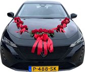 AUTODECO.NL - MAYCA Auto Versiering Bruiloft - Trouwauto Decoratie Rode Linten - Autodecoratie - Rode Rozen & Tule - Motorkap Versiering - Autobloemstuk Bruiloft - Bloemen op de Auto - Bloemen op de Motorkap - Trouwerij - Huwelijk