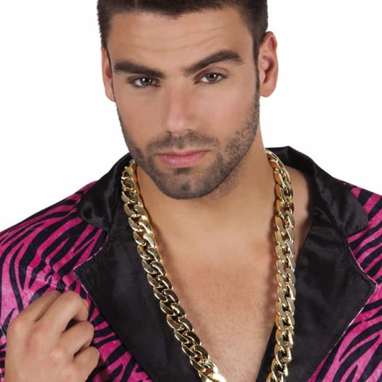 Man draagt een roze en zwart zebraprint shirt met een dikke gouden ketting.