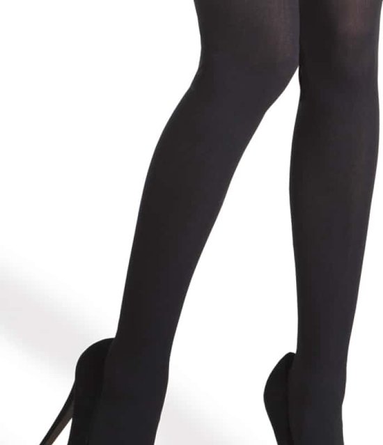 Zwarte kniekousen, gedragen met zwarte pumps.