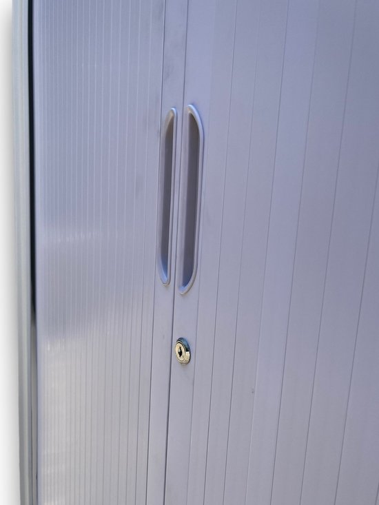 Close-up van de witte roldeur van een archiefkast met twee handgrepen en een slot.