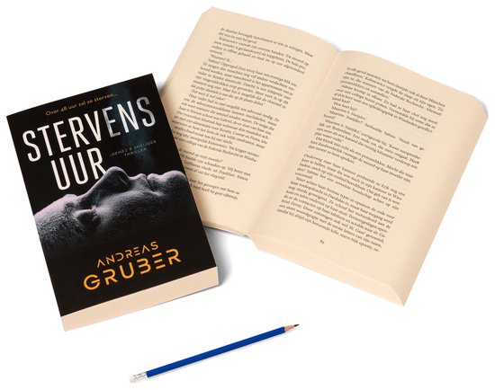 Een geopend boek "Stervensuur" met de linkerkant van de omslag zichtbaar, naast een blanco pagina en een potlood.