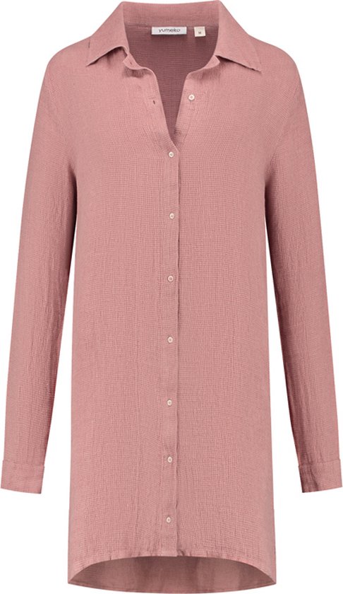 Robe chemise longue en coton gaufré rose poudré, manches longues, fermeture boutonnée.