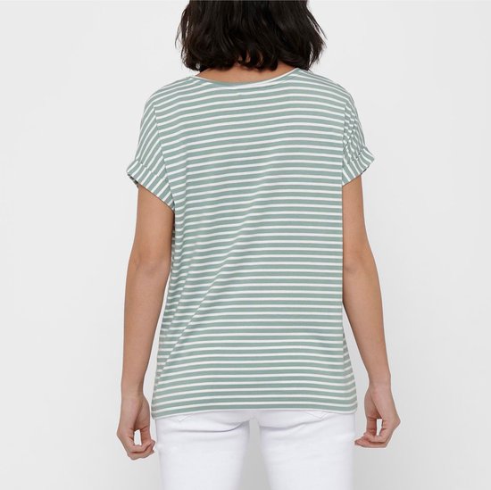 Groene gestreepte top met witte strepen en opgerolde korte mouwen, gedragen door een model op een witte achtergrond.
