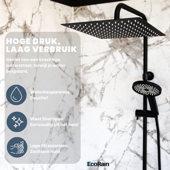 Zwarte vierkante douchekop met de tekst "Hoge druk, laag verbruik" en iconen voor waterbesparing, wasshampoo en zachte huid.