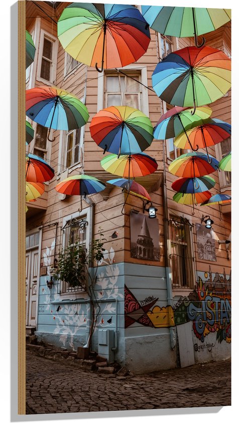 Hout - Plafond van Kleurrijke Paraplu's in Dorpssystraat - 50x100 cm - 9 mm dik - Foto op Hout (Met Ophangsysteem)