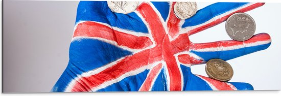 Dibond - Engelse Vlag en Valuta op Handpalm - 90x30 cm Foto op Aluminium (Met Ophangsysteem)