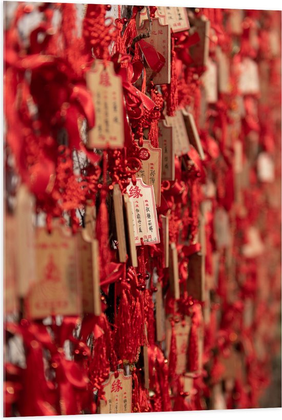 Acrylglas - Rode Sleutelhangers met Chinese Tekens aan een Muur - 70x105 cm Foto op Acrylglas (Met Ophangsysteem)
