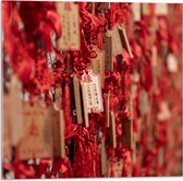 Acrylglas - Rode Sleutelhangers met Chinese Tekens aan een Muur - 50x50 cm Foto op Acrylglas (Wanddecoratie op Acrylaat)