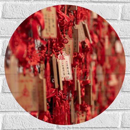 Muursticker Cirkel - Rode Sleutelhangers met Chinese Tekens aan een Muur - 50x50 cm Foto op Muursticker