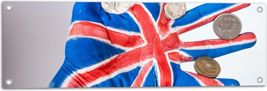 Tuinposter – Engelse Vlag en Valuta op Handpalm - 90x30 cm Foto op Tuinposter (wanddecoratie voor buiten en binnen)