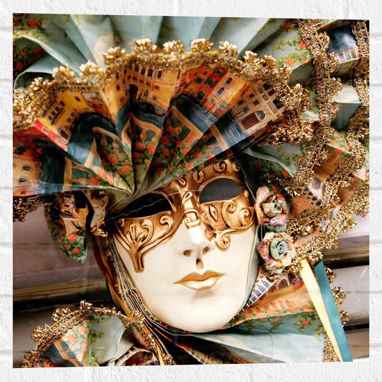 Muursticker - Prachtig Masker met Blauwe Kraag en Gouden Details - 50x50 cm Foto op Muursticker