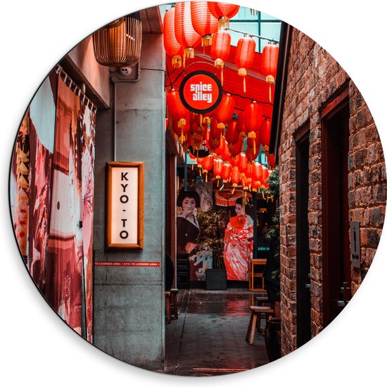Dibond Muurcirkel - Smalle Straat Versierd met Rode Lampionnen in Tokyo - 50x50 cm Foto op Aluminium Muurcirkel (met ophangsysteem)