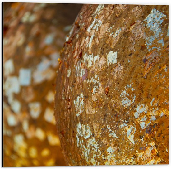 Dibond - Close-up van Bolvormige Gouden Ballen - 50x50 cm Foto op Aluminium (Met Ophangsysteem)