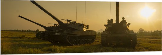 Acrylglas - Soldaten in Tanks op Vlakte bij de Zonsondergang - 150x50 cm Foto op Acrylglas (Met Ophangsysteem)