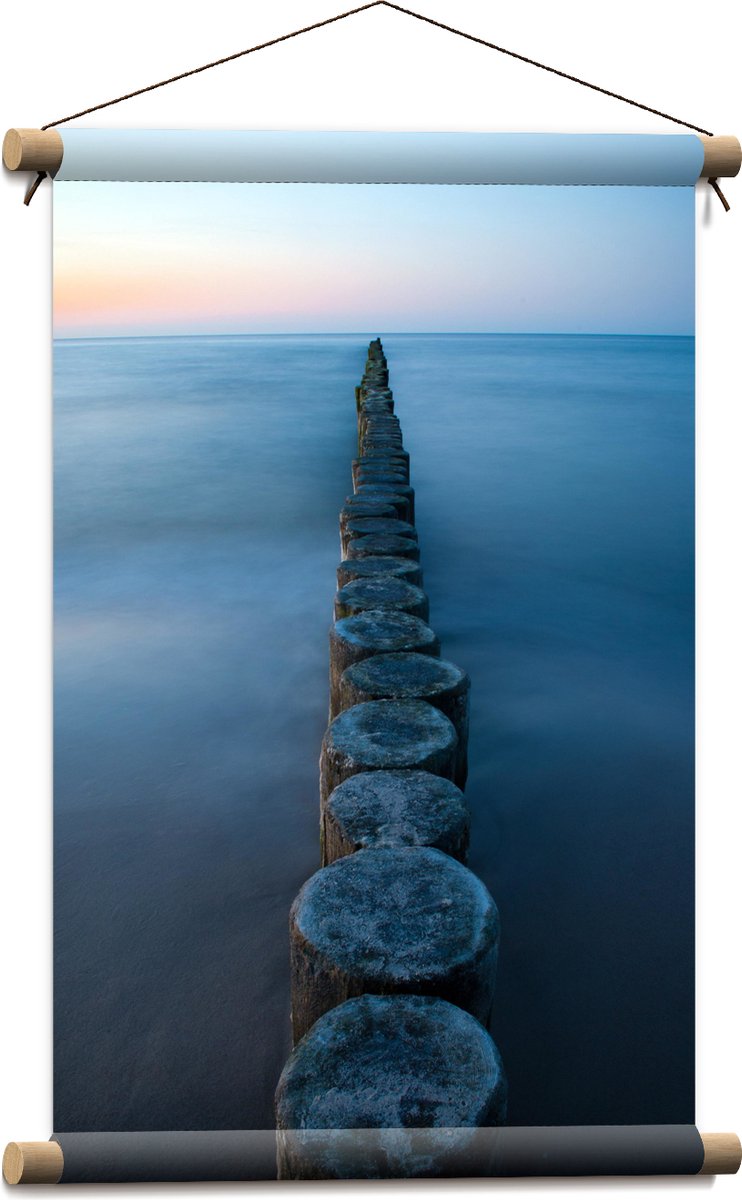 Textielposter - Strand - Zand - Zee - Palen - Hout - 40x60 cm Foto op Textiel