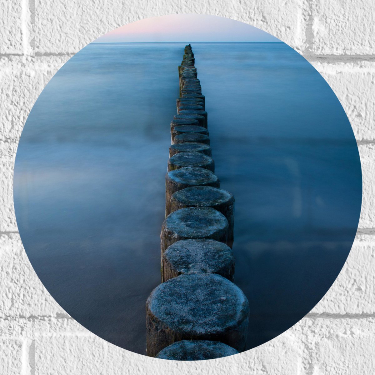 Muursticker Cirkel - Strand - Zand - Zee - Palen - Hout - 30x30 cm Foto op Muursticker