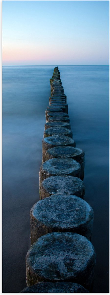Poster Glanzend – Strand - Zand - Zee - Palen - Hout - 30x90 cm Foto op Posterpapier met G