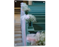 Tuinposter – Bloemen aan Blauwe Banken op Trouwlocatie - 60x90 cm Foto op Tuinposter (wanddecoratie voor buiten en binnen)
