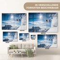 Verschillende formaten van een glasschilderij met twee skiërs die springen.