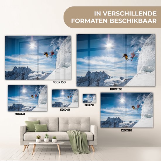Verschillende formaten van een glasschilderij met twee skiërs die springen.